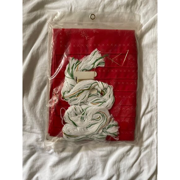 Bucilla Christmas Needlecraft Luncheon Set Kit 1909 "Holiday Ornaments" 8 Pieces - Picture 12 of 12